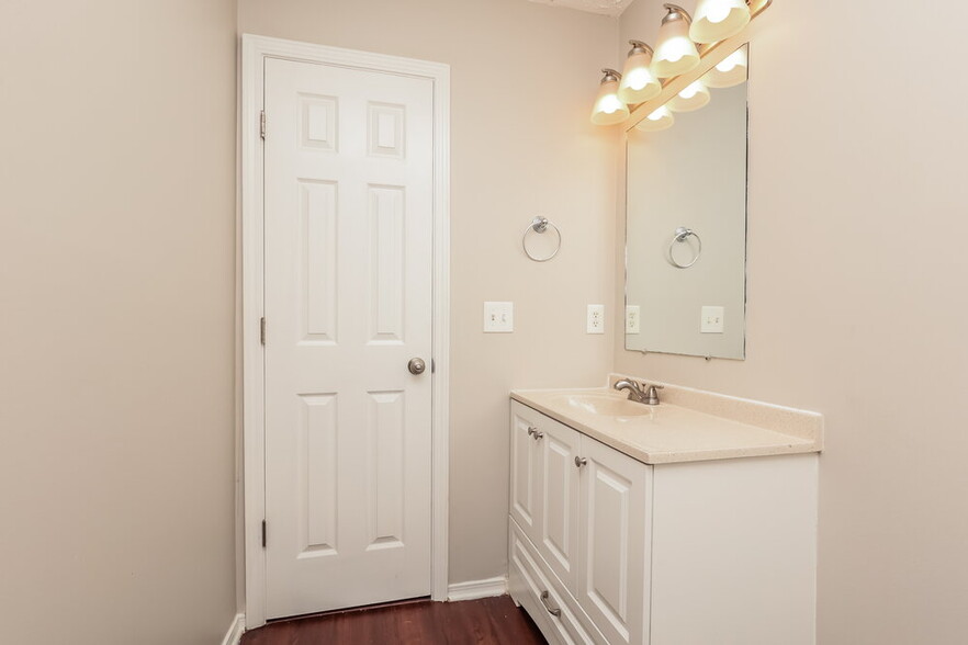 Building Photo - 5576 Dory Dr