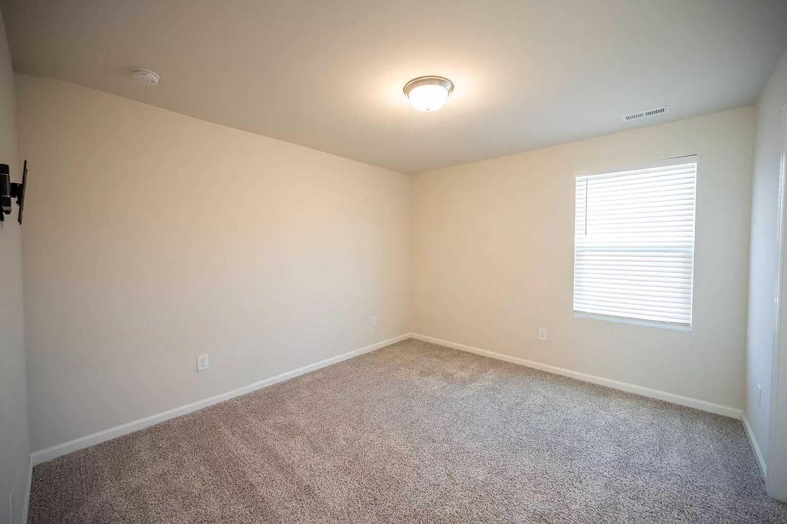 Building Photo - Room in House on Lake Barkley Way