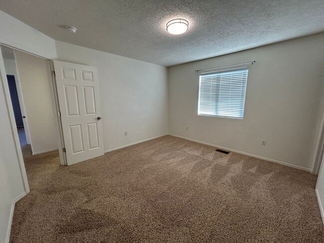 Building Photo - Move-In Special! $100 Off Per Month | 5 be...