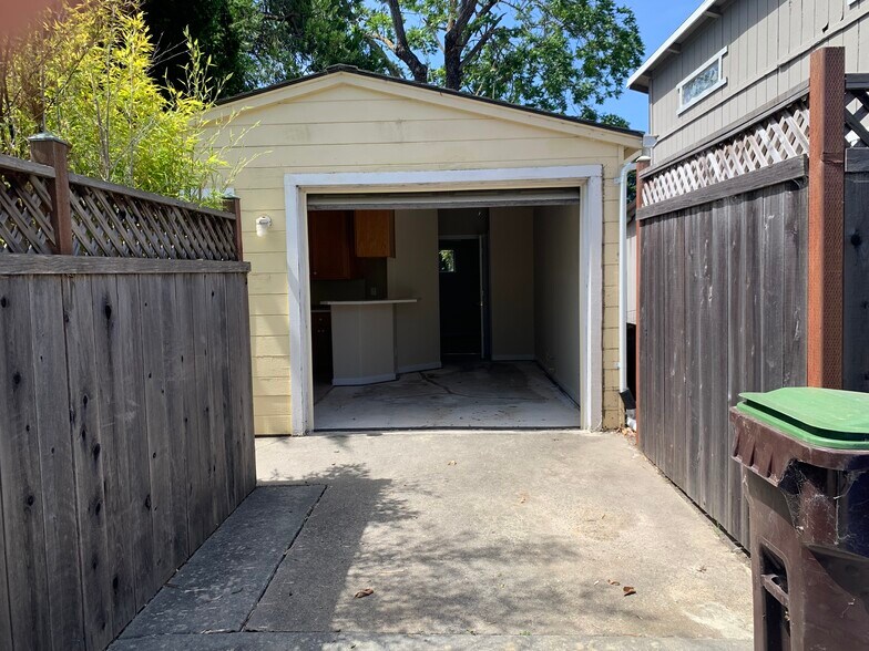 Building Photo - 415 Laurent St