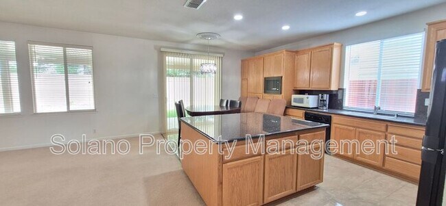 Building Photo - 2080 Mariposa Dr