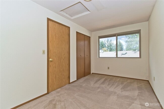 Building Photo - Charming 4 Bedroom home with fenced yard a...