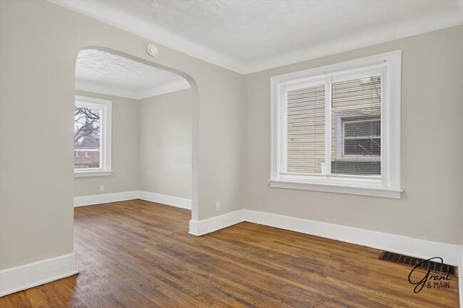 Building Photo - $1300 4 bedrooms