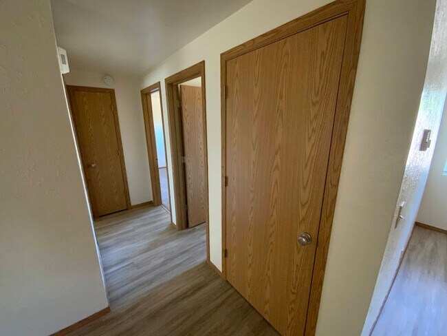 Building Photo - 2 bedroom in River Road Area