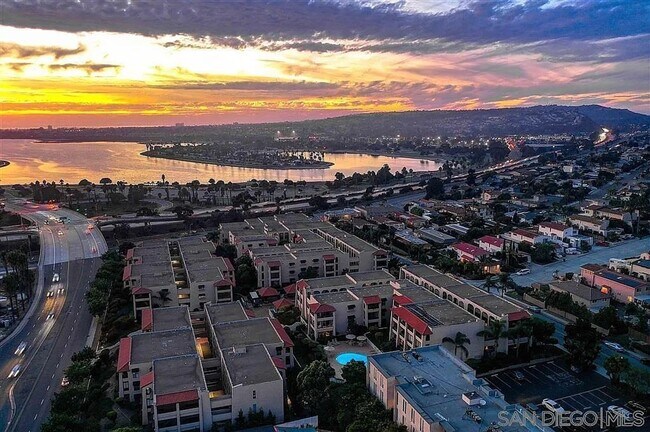 Building Photo - Charming & Spacious 2BD/2BA Condo in Bay P...