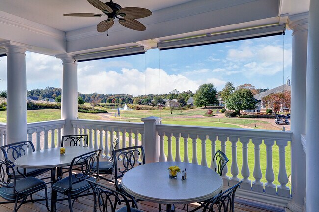 Building Photo - Executive Luxury Living at Colonial Heritage