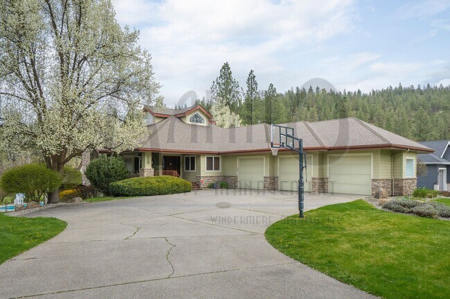 Building Photo - 115 E Meadowlane Rd