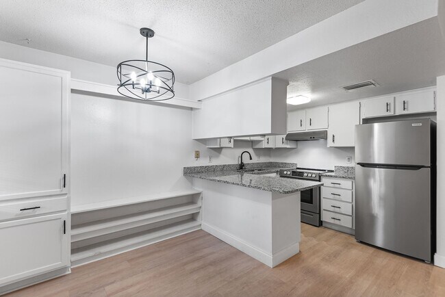 Building Photo - ST PETE APARTMENT FOR RENT!!