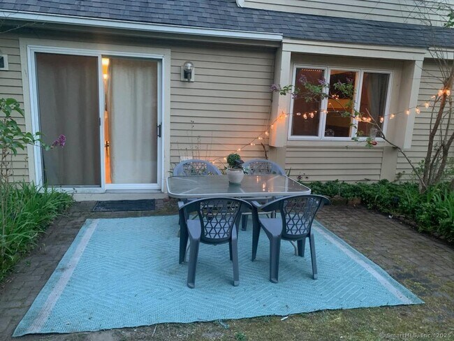 Building Photo - 141 Courtyard Ln