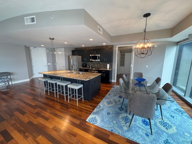 Building Photo - Three Bedroom - RiverHouse Condo!