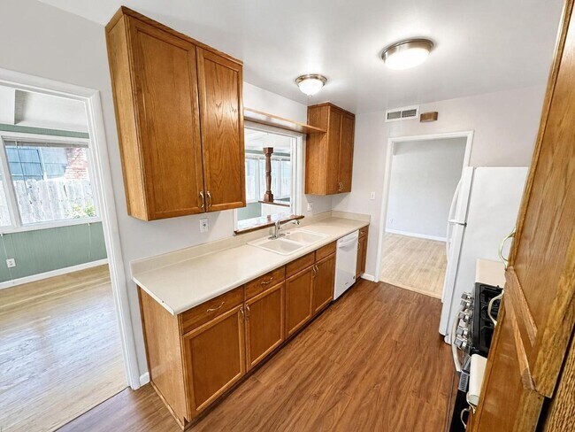Building Photo - Bright & Spacious 3-Bedroom Home with Expansive Yard in Sacramento