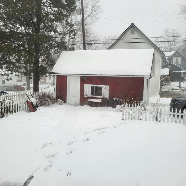 Building Photo - BEAUTIFUL 4 BEDROOM HOME NEAR DOWNTOWN CADILLAC