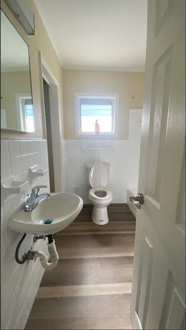 Building Photo - Remodeled 2 Bedroom 1 Bath Home, Fenced Pr...