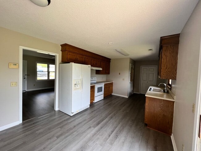 Building Photo - Cozy Home, Great Location!