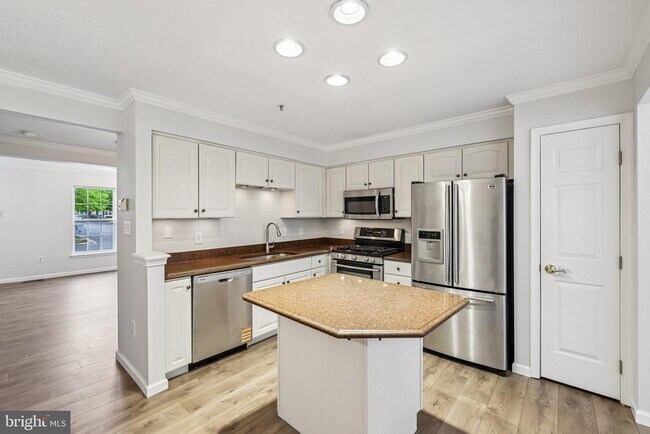 Building Photo - 8727 Thornbrook Dr
