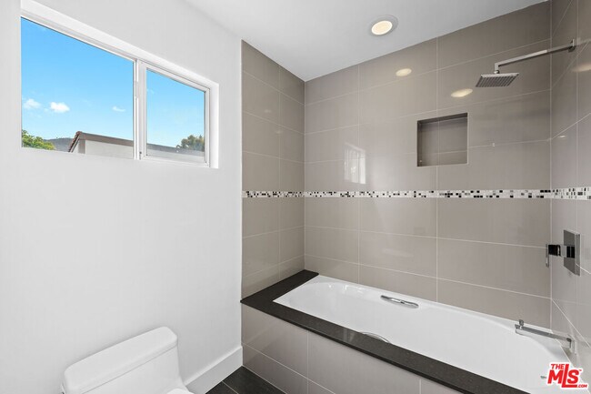 Building Photo - 17088 Palisades Cir