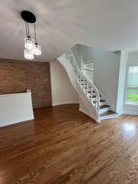 Primary Photo - 119 S Paulina St