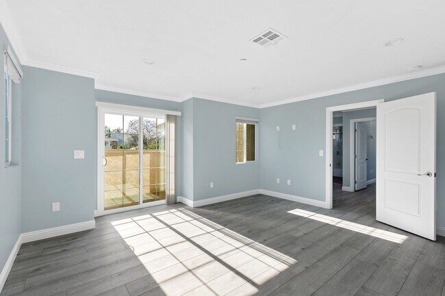 Building Photo - 2216 N Frederic St