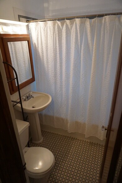 Main floor bathroom - 5047 44th Ave S