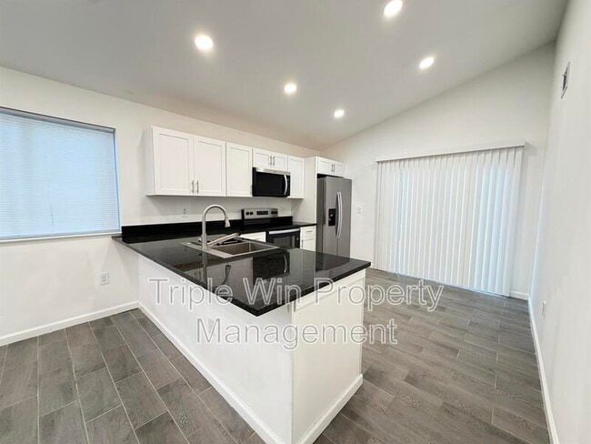 Building Photo - 1332 Langholm Dr
