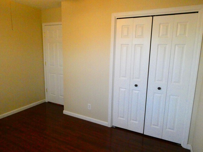 Building Photo - 3 Bedroom 2.5 Bath- Off Broadway Condominiums