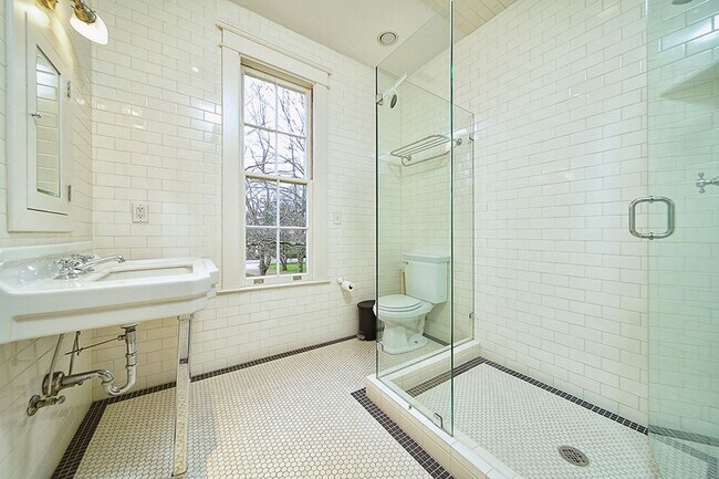 Building Photo - Stunning Tudor-style 4BR/3.5BA home in a prime, unbeatable location!
