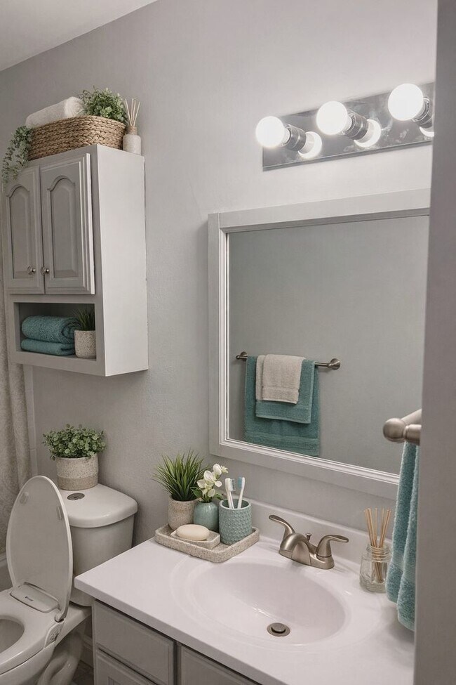 Building Photo - Updated 3BR 1BA Home w/ Garage & Updated Kitchen in Cincinnati