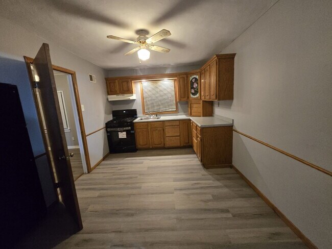 Building Photo - Spacious 3-Bedroom Rental in St. Louis! (Section 8 Welcome)