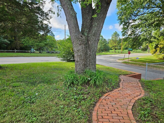 Building Photo - 4 BR, 2 BA Near University of Richmond