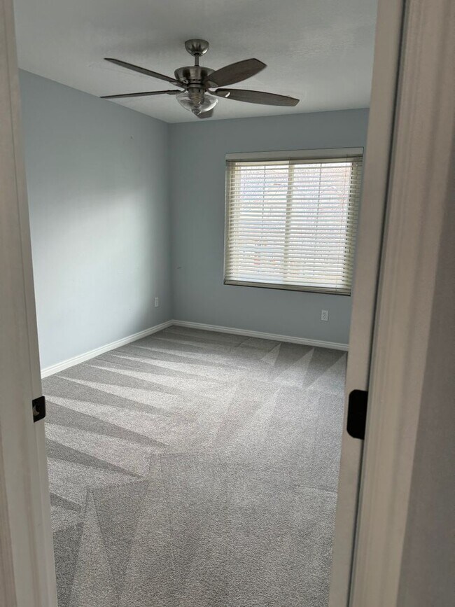 Building Photo - Townhouse with Spacious layout and convien...