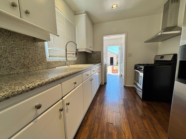 Building Photo - Beautiful Sherman Oaks Home!