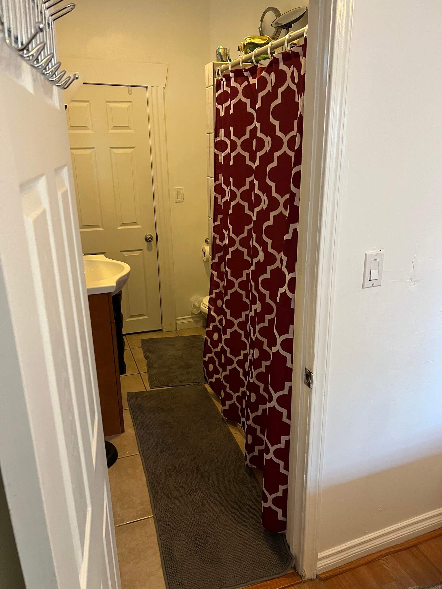 Walk in ensuite bathroom - 607 N Garfield Ave