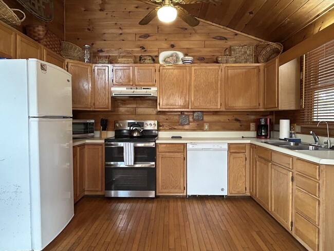 Building Photo - Spacious Log Home, Close to Campus, and wi...