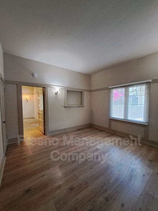 Building Photo - 827 E Dudley Ave