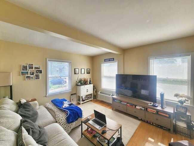 Primary Photo - 288 East Ave