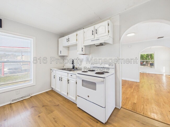 Building Photo - 836 N Montgall Ave