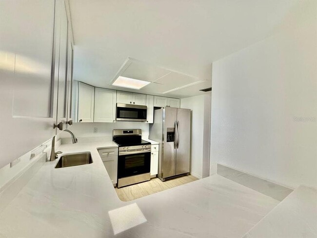 Building Photo - 8801 Bay Pointe Dr
