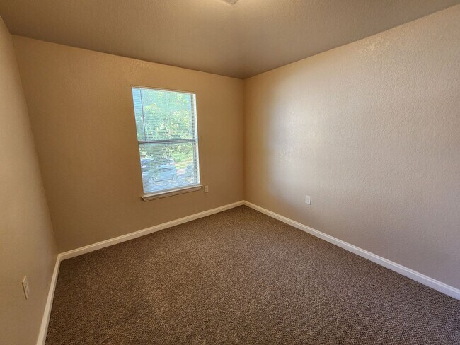 Building Photo - Roomy 3 Bedroom Duplex in Benbrook