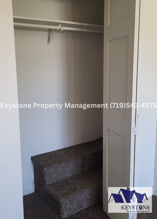 Building Photo - 2 Bedroom/1 Bathroom Apartment on 2nd leve...