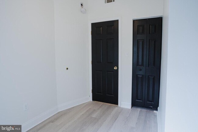 Building Photo - 1221 N Randolph St
