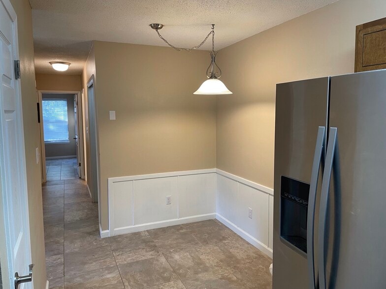 Dinning nook area Refrigerator with water and ice dispenser - 307 Lincoln Ave