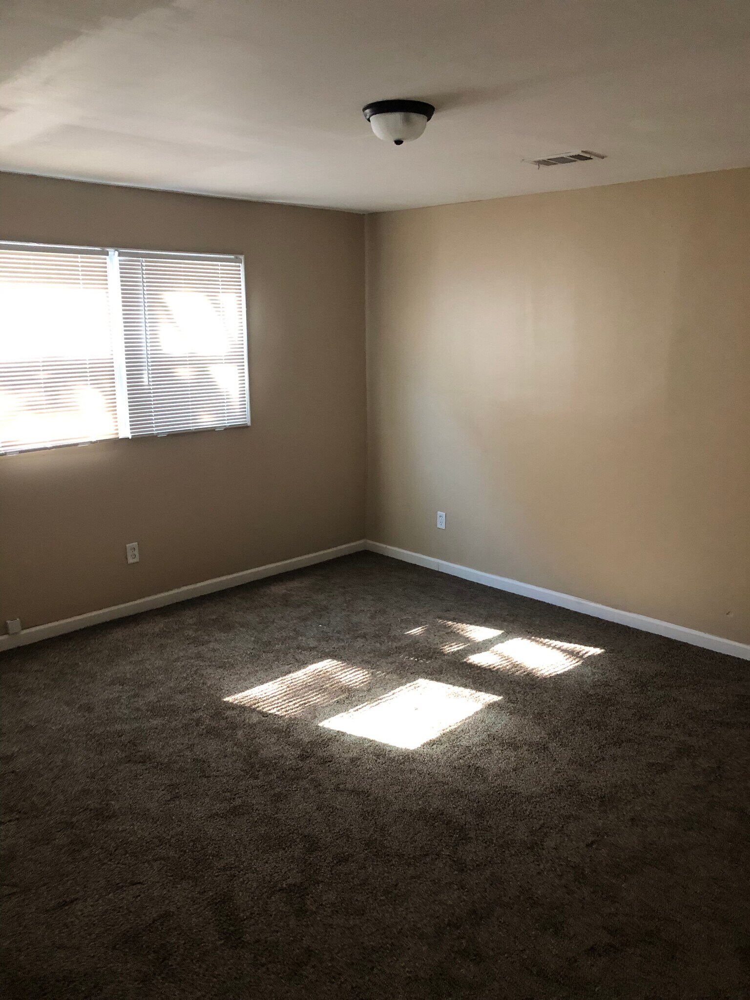 Building Photo - 1706 Riverside Ct NE