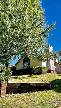 Building Photo - Gorgeous Pool Home w/ 4bd /2.5ba/Fireplace