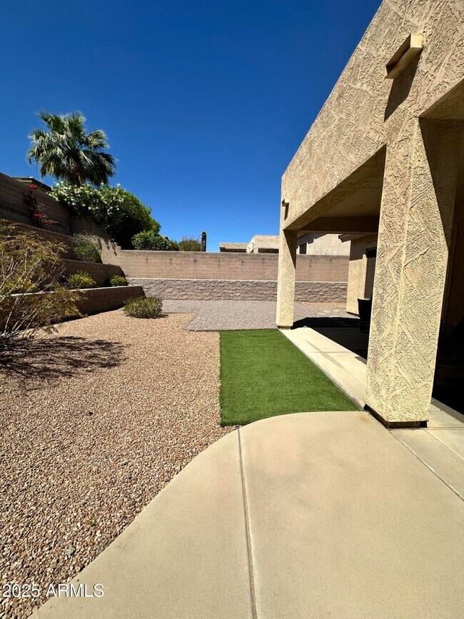 Building Photo - 2627 E Acoma Dr