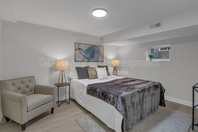 Building Photo - 6304 N Troy St