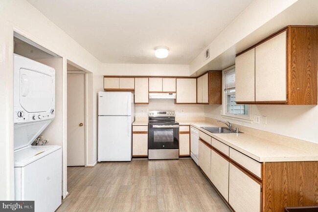 Building Photo - 7624 Wedgewood Dr