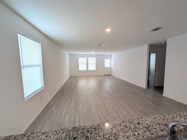 Building Photo - Fresh and Clean in New Braunfels!!