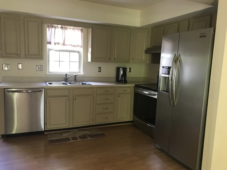 kitchen - 1755 Weatherburn Dr