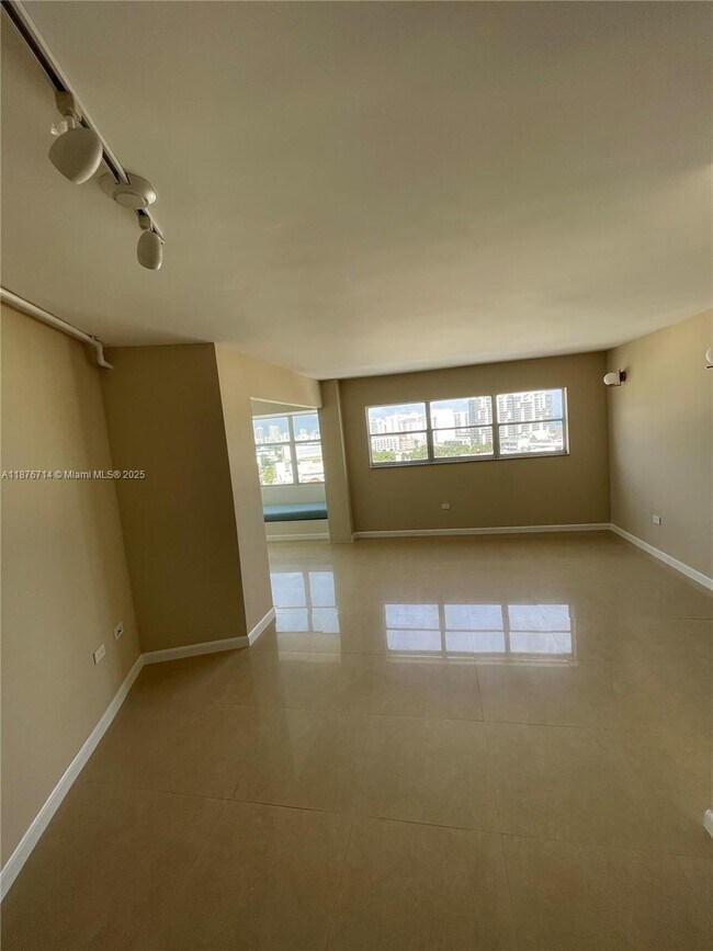 Building Photo - 1881 Washington Ave