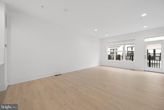 Building Photo - 11344 Emerald Park Rd